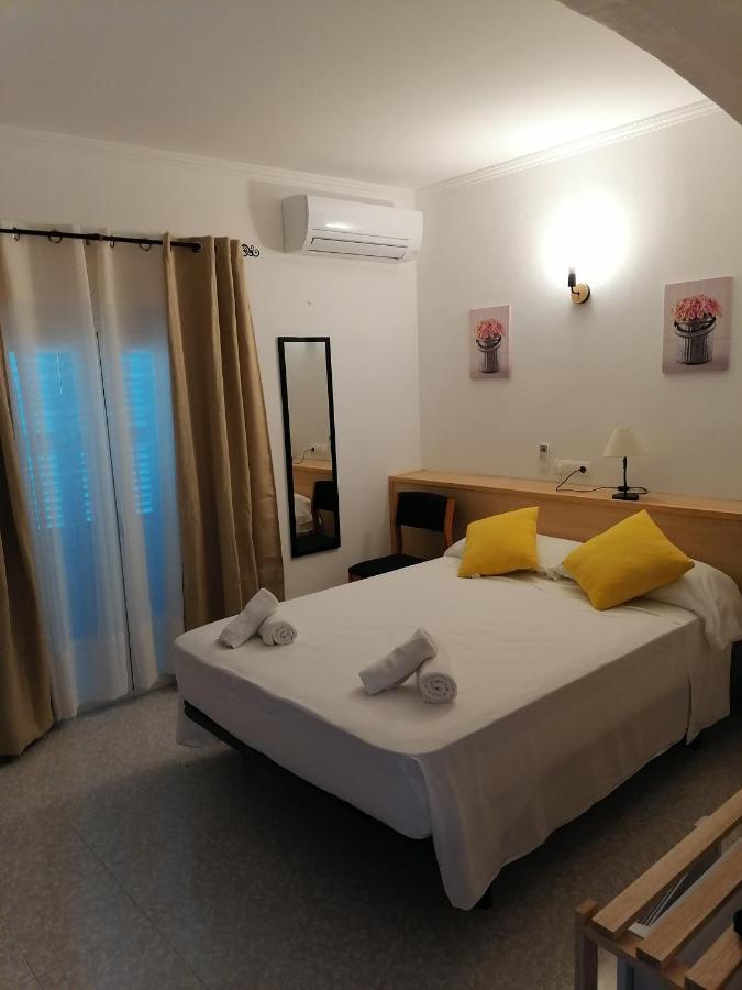 Hostal Pepe Sant Ferran de Ses Roques Bagian luar foto