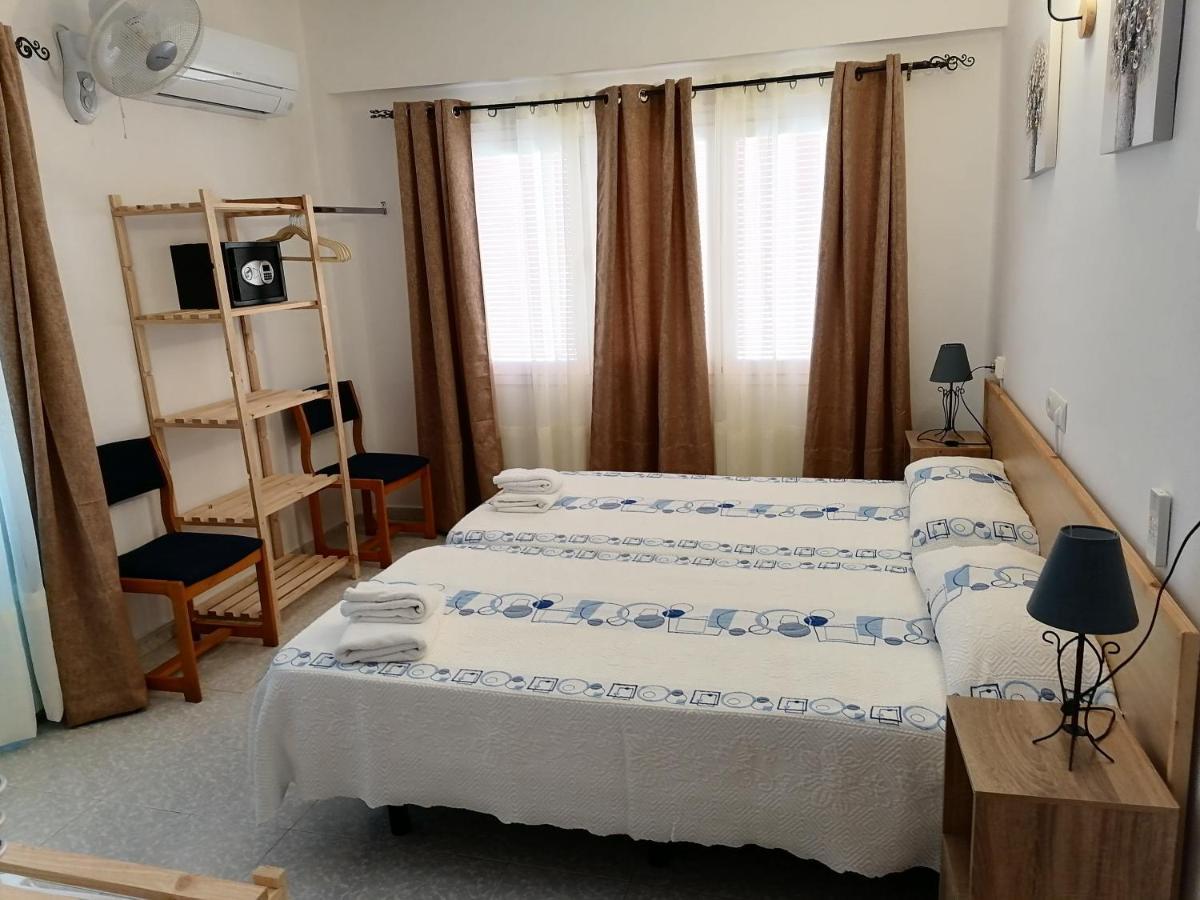 Hostal Pepe Sant Ferran de Ses Roques Bagian luar foto